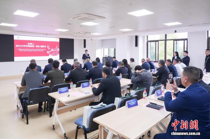 机器人手术技术架起交流桥梁 24名中亚医生赴四川“取经”