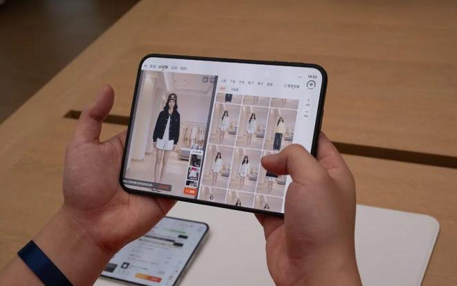 我用 iPhone Duo 刷小红书、淘宝、飞书，发现作用不只是装「阔」(图1)