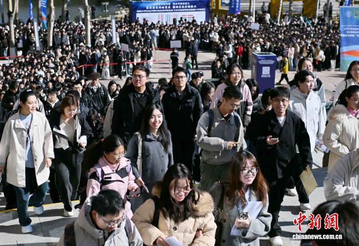 吉大秋季双选会：1100余家企业携4.5万岗位揽才