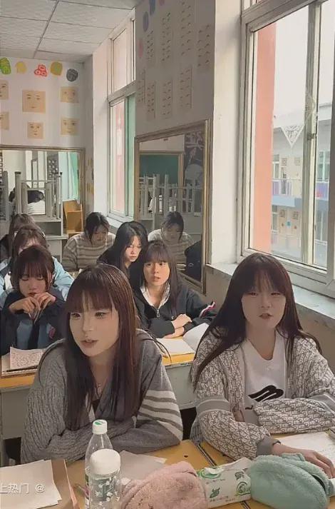 “全班都长一个样！”技校班级女生合照火了，网友：流水线的精神