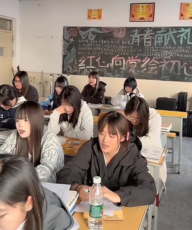 “全班都长一个样！”技校班级女生合照火了，网友：流水线的精神小妹(图2)