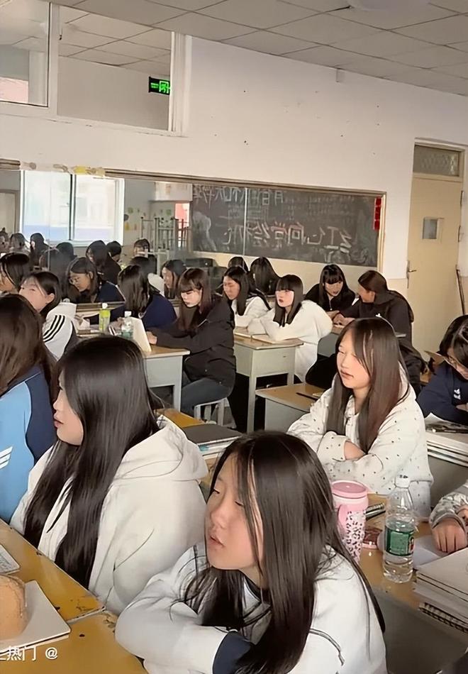 “全班都长一个样！”技校班级女生合照火了，网友：流水线的精神小妹(图3)