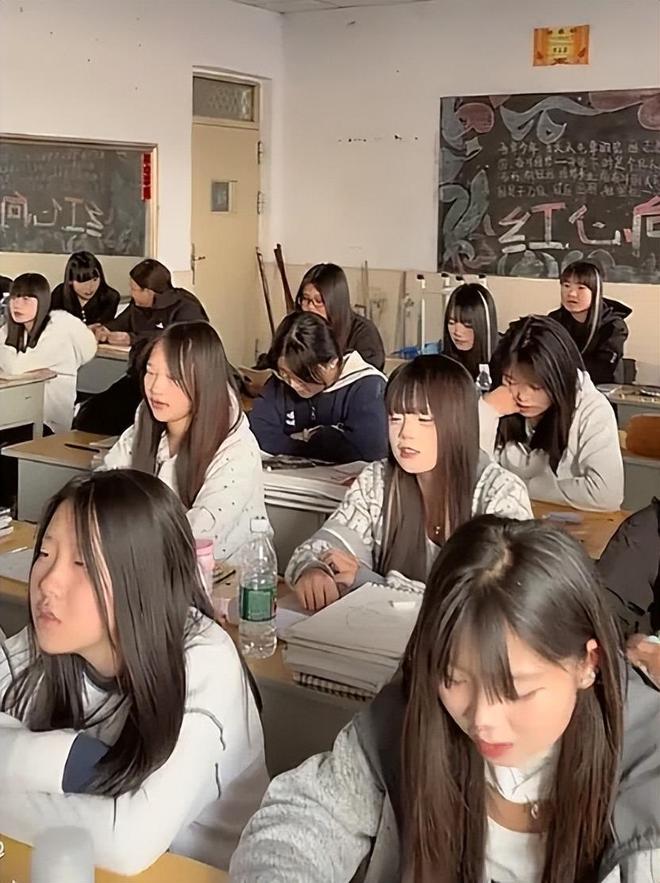 “全班都长一个样！”技校班级女生合照火了，网友：流水线的精神小妹(图5)
