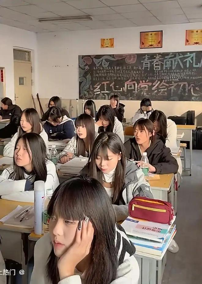 “全班都长一个样！”技校班级女生合照火了，网友：流水线的精神小妹(图7)
