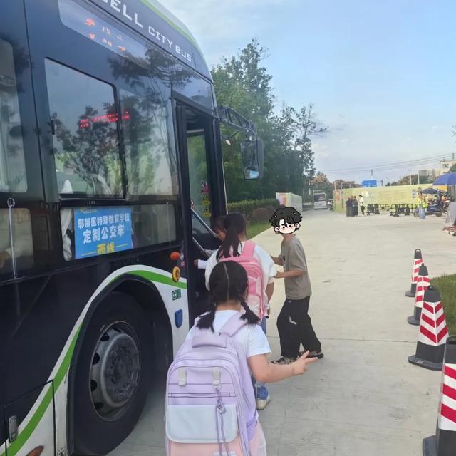 安逸！成都这所学校学生“打公交车去上学”，家长乘车也免费(图3)