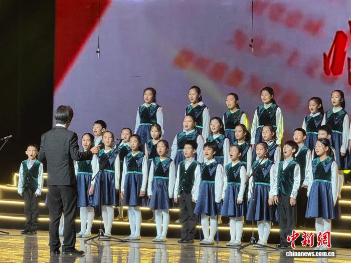 童声唱响青城:2600余名学生用歌声传递红色记忆(图2)